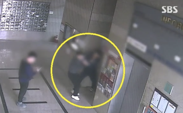 경기 안산시 한 오피스텔에서 주차 위반 스티커를 붙였다는 이유로 입주민이 지난달 4일 60대 경비원을 폭행하고 있다. SBS 보도화면 캡처