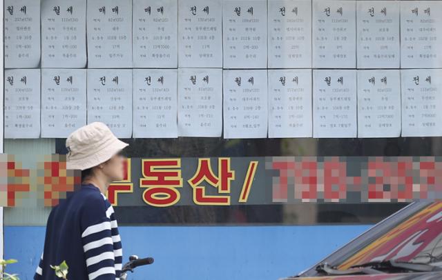 10일 서울 시내 부동산중개업소에 매물 광고가 붙어 있다. 연합뉴스
