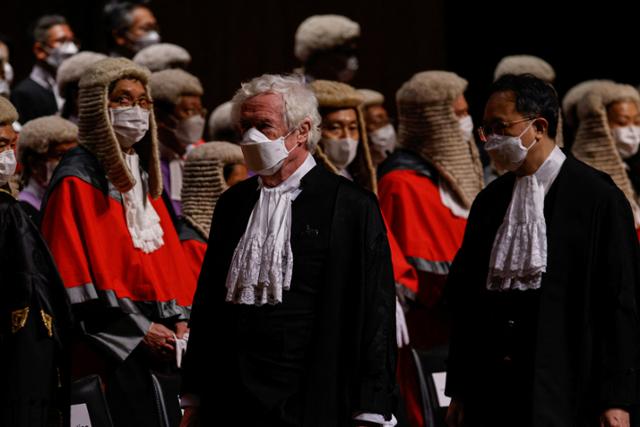 홍콩 종심법원의 영국인 비상임 법관인 조너선 섬션(앞줄 왼쪽) 판사가 지난해 1월 16일 홍콩에서 열린 신년 시무식에 참석하고 있다. 홍콩=로이터 연합뉴스