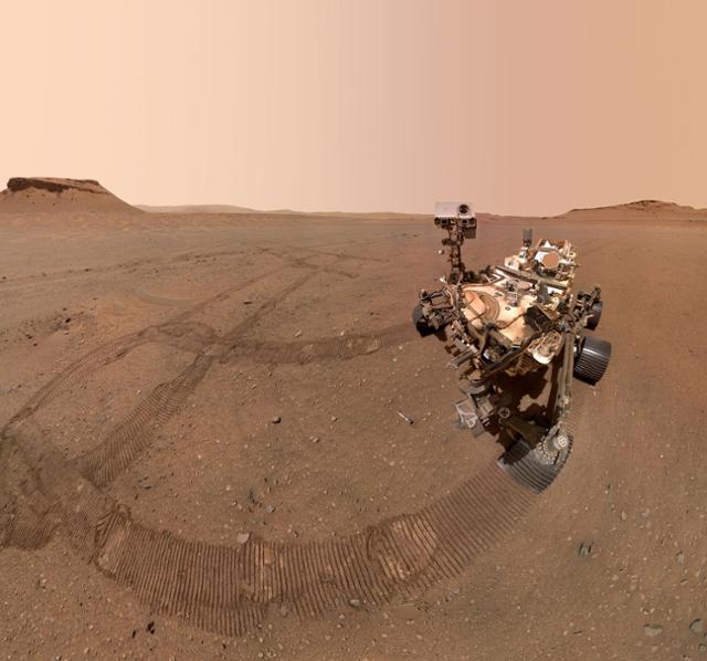 미국 항공우주국(NASA·나사)이 화성에 보낸 탐사 로버 ‘퍼시비어런스’가 샘플을 수집하고 있는 모습을 여러 영상을 재구성해 만든 사진. 나사 제공