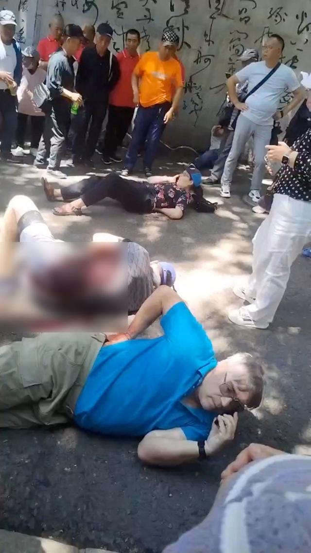 10일 중국 지린성에 위치한 베이산 공원에서 미국인 남성들이 괴한이 휘두른 흉기를 맞고 피를 흘리며 쓰러져 있다. 이들은 미국 아이오와주 코넬칼리지 강사들인 것으로 파악됐다. 웨이보 캡처