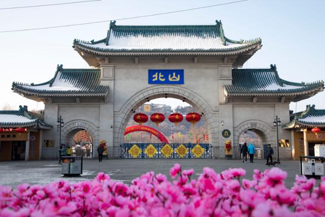 10일 중국인 괴한이 미국인 4명을 칼로 찌른 사건이 발생한 중국 지린성 지린시에 위치한 베이산공원 입구. 지린=AP 연합뉴스