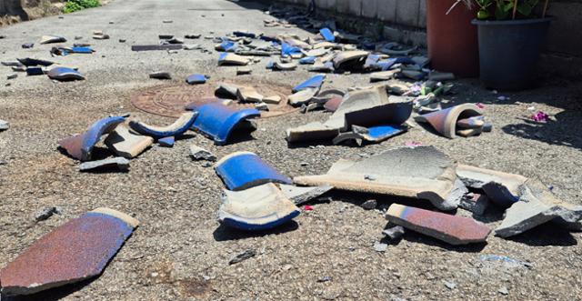 전북 부안군에서 4.8 규모의 지진이 발생한 12일 부안군 계화면의 한 주택가에 지진으로 인해 떨어진 기왓장이 도로에 널브러져 있다. 뉴시스