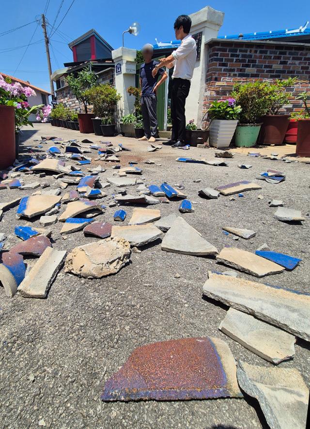 규모 4.8의 지진이 발생한 12일 전북 부안군 계화면의 한 주택가에 지진으로 인해 떨어진 기왓장이 도로에 널브러져 있다. 부안=뉴시스