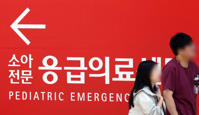 의대 정원 확대에 반발하는 의사 집단행동이 이어지고 있는 12일 서울 시내 한 대학병원에서 의료진이 발걸음을 옮기고 있다. 뉴스1
