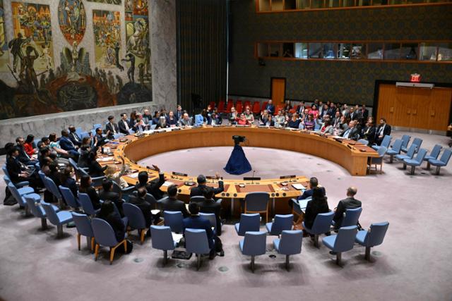유엔 안전보장이사회(안보리) 이사국들이 지난 10일 뉴욕 유엔 본부에서 이스라엘과 하마스 간 3단계 휴전안 지지 결의에 관한 표결을 진행하고 있다. 이날 안보리 이사국 15개국 중 러시아(기권)를 제외한 14개국이 