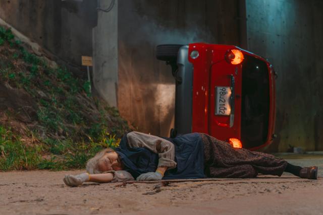 드라마 '크래시'에서 한 노인이 교통사고를 당해 시골의 외진 도로에 쓰러져 있다. ENA 제공