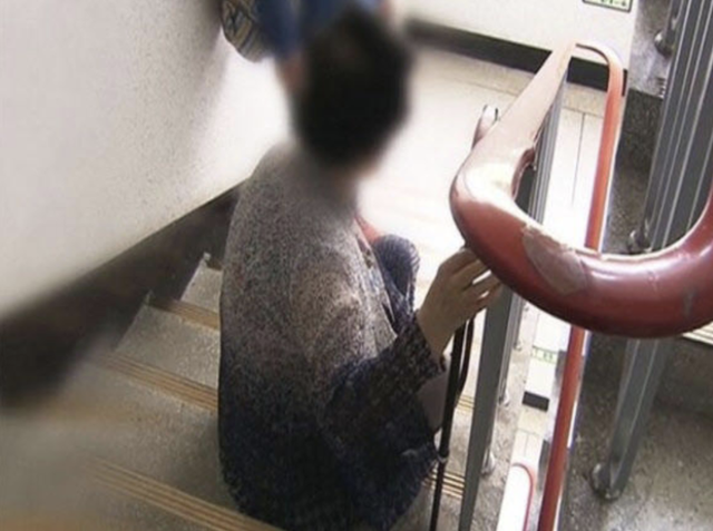 인천의 15층짜리 아파트의 엘리베이터 운행이 전면 중단되면서 해당 아파트에 거주하는 노인들이 불편을 호소하고 있다. SBS 보도 화면 캡처