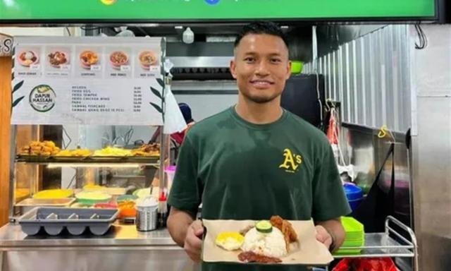 싱가포르 남자 축구 대표팀의 골키퍼 핫산 써니가 자신이 운영하는 싱가포르의 한 식당에서 음식을 나르고 있다. 글로벌타임스 화면 캡처