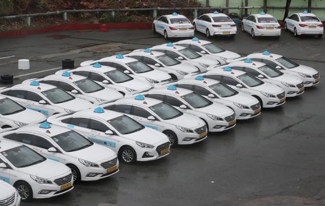 부산의 한 택시회사 차고지에 택시들이 늘어서 있는 모습. 뉴스1