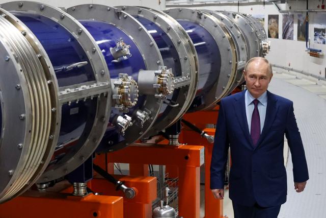 블라디미르 푸틴 러시아 대통령이 13일(현지시각) 러시아 모스크바 북쪽 116㎞ 떨어진 두브나의 핵 공동연구소를 방문해 NICA 이온 입자 가속기를 둘러보고 있다. 두브나=AP/뉴시스