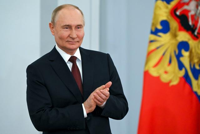 블라디미르 푸틴 러시아 대통령이 지난 12일 모스크바 크렘린궁에서 열린 '러시아의 날' 기념행사의 일환으로 열린 러시아 연방 시상식에 참석해 박수하고 있다. 모스크바=AP 뉴시스