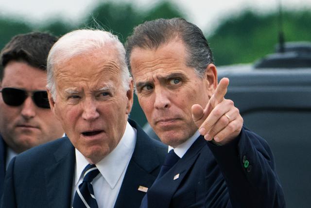조 바이든 미국 대통령의 차남인 헌터 바이든(오른쪽)이 11일 델라웨어주 뉴캐슬 주방위군 기지에서 바이든 대통령과 대화하고 있다. 뉴캐슬=AFP 연합뉴스