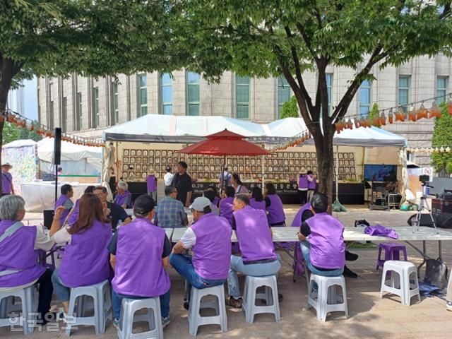 서울광장 분향소 이전을 하루 앞둔 15일 유족들이 분향소 앞에 모여있다. 서현정 기자