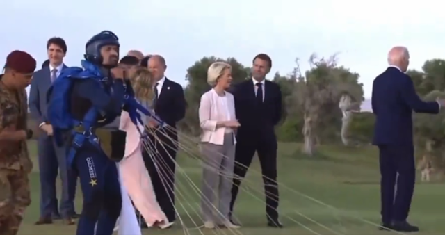 바이든 대통령이 주요 7개국(G7) 정상회담 자리에서 혼자 자리를 이탈하는 듯 편집된 영상 한 장면. 엑스(X) 캡처