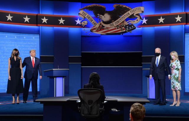 2020년 10월 22일 미국 테네시주 내슈빌 벨몬트대에서 열린 대선 전 마지막 후보 TV토론 당시 공화당 후보인 도널드 트럼프(왼쪽 두 번째) 대통령 부부와 조 바이든(오른쪽 두 번째) 민주당 후보 부부가 무대에 