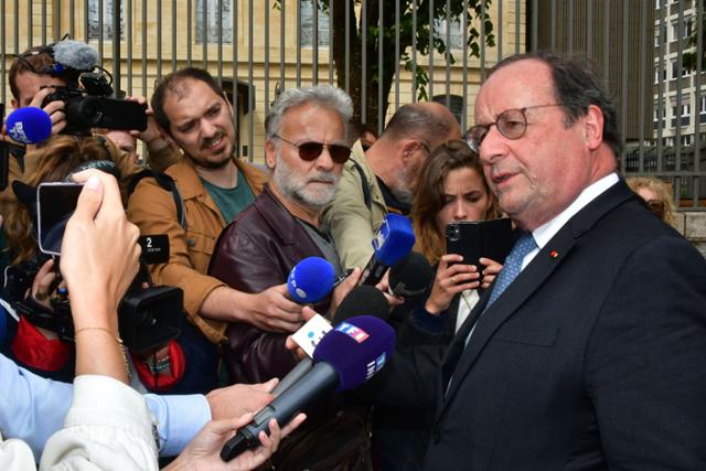 프랑수아 올랑드(맨 오른쪽) 전 프랑스 대통령이 15일 과거 자신이 시장을 지낸 튈에서 다가오는 총선에 출마한다는 계획을 밝히고 있다. 튈=AFP 연합뉴스