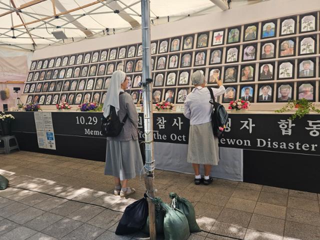 16일 오후 서울광장에 마련된 10·29 이태원 참사 합동 분향소에서 수녀들이 향을 올리고 있다. 전유진 기자