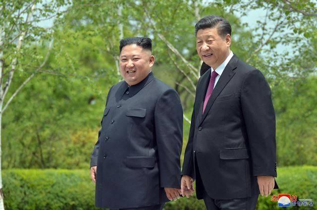 시진핑(오른쪽) 중국 국가주석과 김정은 북한 국무위원장이 지난 2019년 6월 21일 평양 금수산 영빈관에서 산책을 했다고 조선중앙통신이 보도했다. 조선중앙통신 연합뉴스