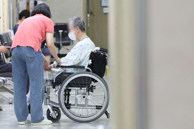 의정갈등이 계속되고 있는 14일 대구 한 2차 병원에서 보호자가 환자의 손을 잡고 있다. 연합뉴스