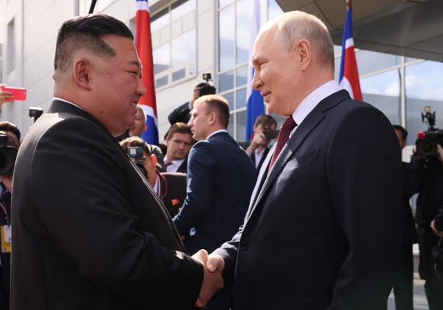 김정은(앞줄 왼쪽) 북한 국무위원장과 블라디미르 푸틴 러시아 대통령이 지난해 9월 13일 러시아 극동 아무르주 보스토치니 우주기지에서 만나 악수하고 있다. 두 정상은 오는 18일 푸틴 대통령의 방북에 따라 9개월 만