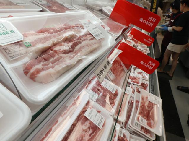 지난 16일 서울의 한 대형 마트에 삼겹살이 진열돼 있다. 중국은 17일 유럽연합(EU)산 돼지고기에 대한 반덤핑 조사에 착수한다고 밝혔다. 연합뉴스