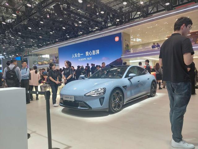 지난 4월 25일 중국 베이징에서 열린 오토쇼 행사장에 중국산 전기차가 전시돼 있다. 베이징=조영빈 특파원