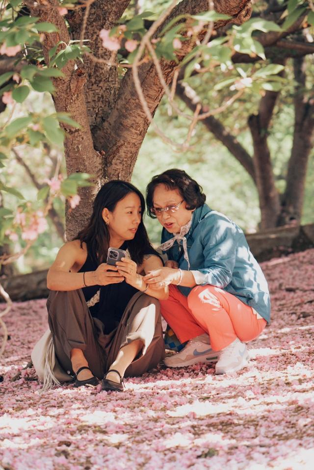 가수 이효리와 그의 어머니 전기순씨가 경주로 여행을 가 나무 그늘 아래 앉아 이야기하고 있다. JTBC 제공