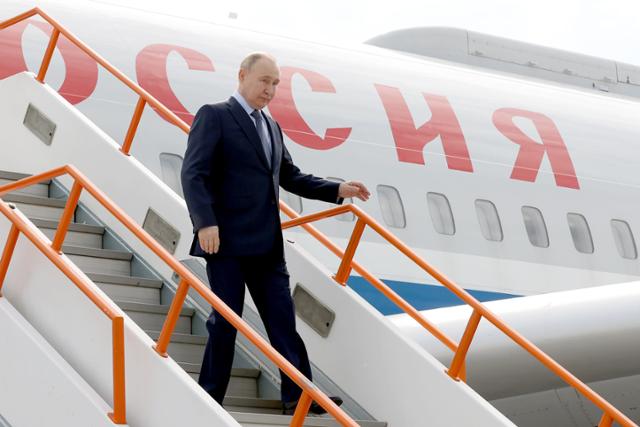 블라디미르 푸틴 러시아 대통령이 18일 북한 평양을 방문하기 전 러시아 극동지역 사하(야쿠티야) 공화국의 야쿠츠크 국제공항에 도착해 비행기에서 내리고 있다. 크렘린궁·AP 연합뉴스