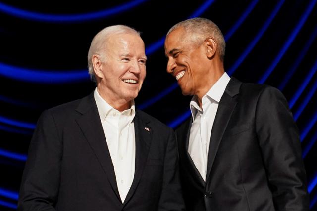 조 바이든(왼쪽) 미국 대통령과 버락 오바마 전 미국 대통령이 지난 15일 미국 캘리포니아주 로스앤젤레스에서 열린 선거자금 모금 행사에 참석해 활짝 웃고 있다. 로스앤젤레스=로이터 연합뉴스