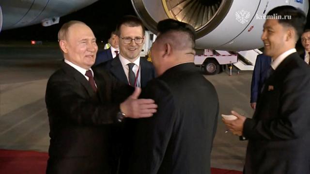 블라디미르 푸틴(맨 왼쪽) 러시아 대통령이 19일 북한 평양 순안공항에 도착해 자신을 영접하는 김정은 북한 국무위원장의 팔을 만지고 있다. 평양=크렘린궁 로이터