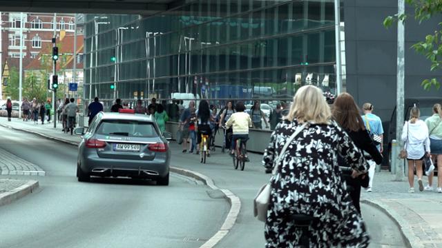 2022년 8월 덴마크 코펜하겐의 건축센터 옆 도로에 시민들이 자전거를 타고 있습니다. 자전거 길과 차도, 그리고 인도가 완전히 분리돼 서로 충돌할 위험이 낮습니다. 덴마크는 자전거 이용 활성화를 통해 교통부문 온실