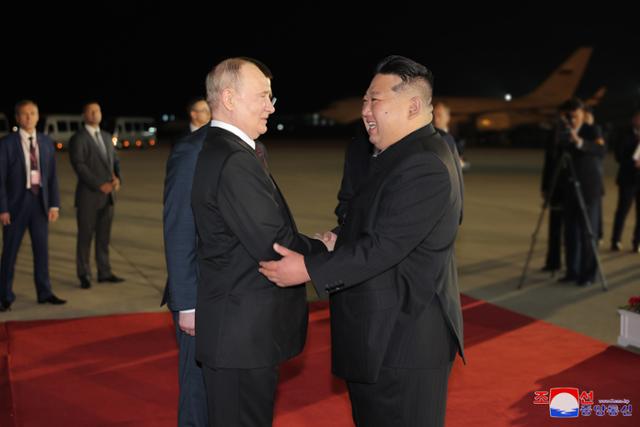 블라디미르 푸틴(왼쪽) 러시아 대통령이 19일 새벽 북한 평양에 도착해 김정은 북한 국무위원장의 환대를 받고 있다. 평양=조선중앙통신 연합뉴스