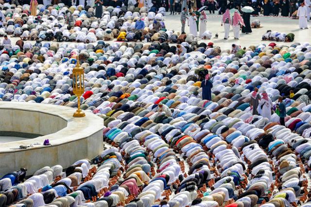 18일 무슬림 순례자들이 사우디아라비아의 이슬람 최대 성지 메카의 사원을 찾아 기도하고 있다. AFP 연합뉴스