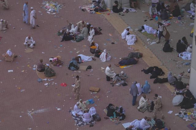 이슬람 성지순례(하지)를 위해 사우디아라비아를 찾은 무슬림들이 18일(현지시간) 메카 인근 미나에서 휴식을 취하고 있다. AP=연합뉴스