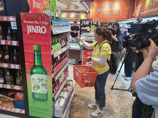 13일 베트남 하노이시의 중대형 슈퍼마켓 후지마트에서 한 현지인이 소주를 고르고 있다. 하노이 공동취재단