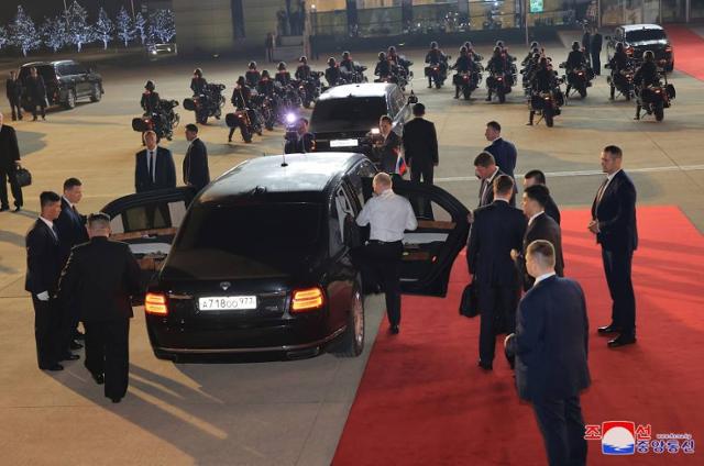 블라디미르 푸틴 러시아 대통령과 김정은 북한 국무위원장은 19일 새벽 평양 순안국제공항에서 시내로 나가기 위해 리무진 '아우르스'에 탑승하기에 앞서 상석 자리를 두고 '양보 경쟁'을 벌였다. 결국 상석에는 국빈인 푸