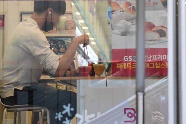 한 시민이 서울 강남구 한 편의점에서 식사를 하고 있다. 김영원 인턴기자 kywhannah@gmail.com