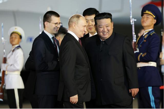 김정은(오른쪽) 북한 국무위원장이 19일 평양 순안국제공항에서 블라디미르 푸틴 러시아 대통령을 맞이하고 있다. 노동신문 뉴스1