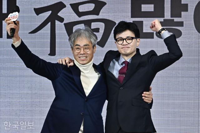 한동훈(오른쪽) 전 국민의힘 비상대책위원장과 김경율 회계사. 정다빈 기자