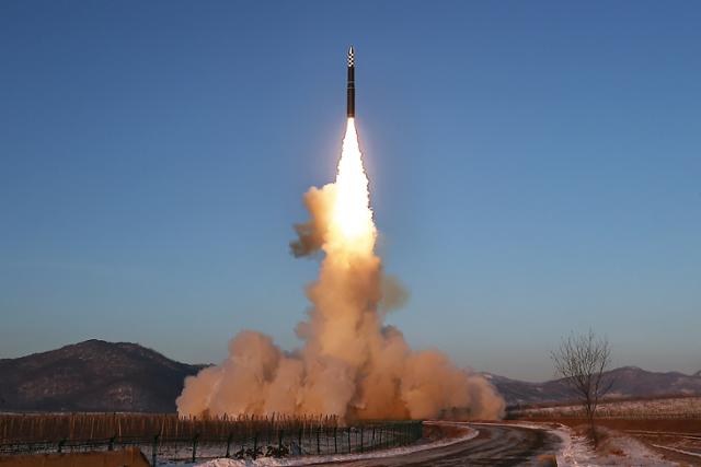 2023년 12월 18일 북한이 발사한 고체연료 기반의 신형 대륙간탄도미사일(ICBM) 화성-18형이 하늘로 솟구쳐 오르고 있다. 평양=노동신문 뉴스1