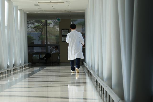 19일 서울 시내 한 대학병원에서 의료 관계자가 이동하고 있다. 연합뉴스