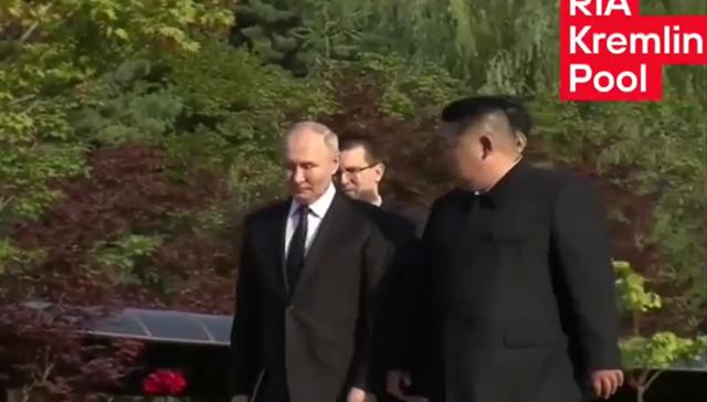 김정은(오른쪽) 북한 국무위원장이 19일 북한 평양에서 열린 북러 정상회담을 마친 뒤 블라디미르 푸틴 대통령과 산책을 하고 있다. RIA 캡처