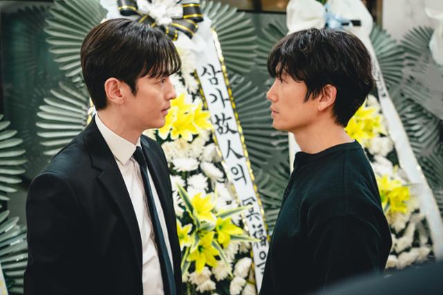 드라마 '커넥션'에서 태진(권율)과 재경(지성)이 고등학교 동창 장례식장에서 신경전을 벌이고 있다. SBS 제공