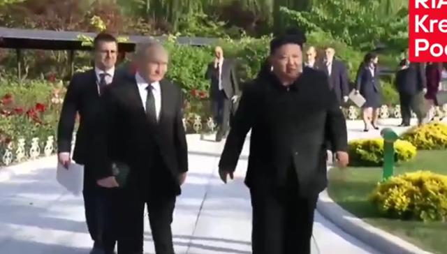 김정은(오른쪽) 북한 국무위원장이 19일 오후 북한 평양 금수산 영빈관에서 열린 북러 정상회담을 마친 뒤 블라디미르 푸틴 대통령과 산책을 하고 있다. RIA 캡처