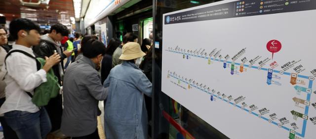 출근하는 승객들로 붐비고 있는 서울 지하철 4호선 서울역 승강장. 뉴스1