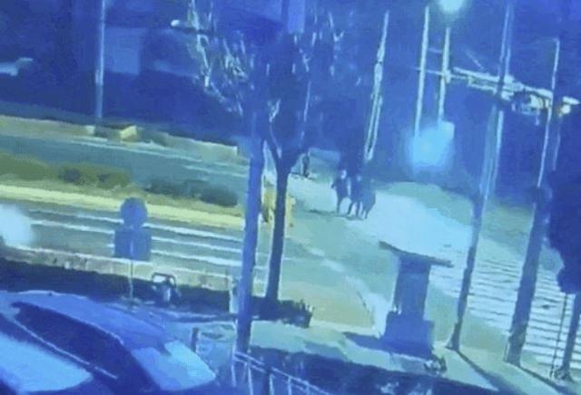 지난해 11월 22일 오전 6시 46분쯤 강원 춘천시 퇴계동 남춘천역 인근 도로에서 새벽예배를 마치고 귀가하던 여성 3명이 신호 위반한 차에 치여 숨졌다. 온라인 커뮤니티 캡처