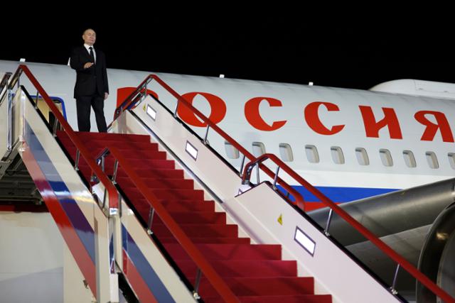 블라디미르 푸틴 러시아 대통령이 19일 북한 평양 순안공항에 도착해 전용기인 일류신(IL)-96에서 내려오고 있다. AP 연합뉴스
