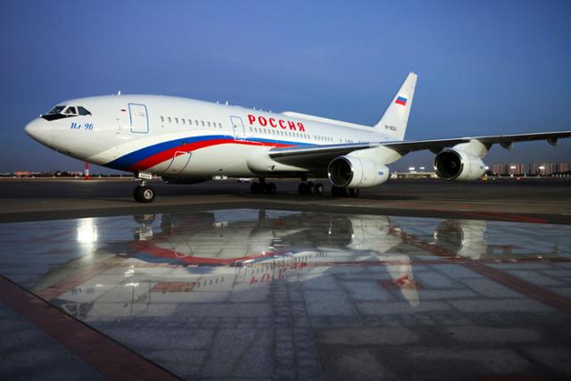 블라디미르 푸틴 러시아 대통령이 우즈베키스탄 방문을 위해 타고 온 전용기 일류신(IL)-96이 지난달 26일 타슈켄트 공항에 서 있다. 타슈켄트=크렘린궁 AP