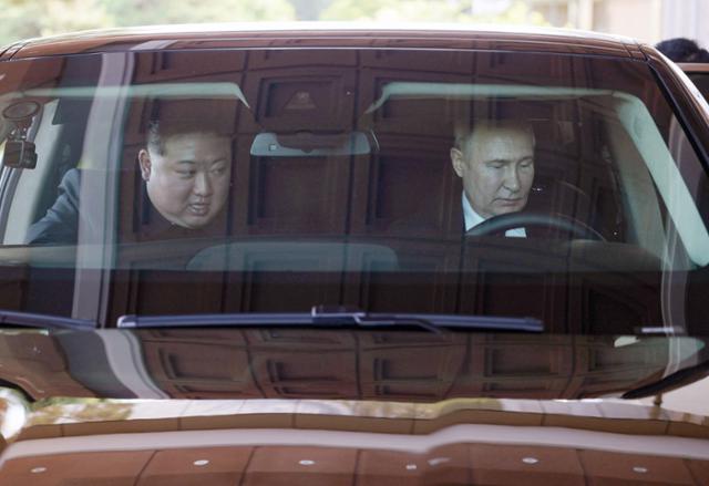 블라디미르 푸틴(오른쪽) 러시아 대통령이 19일 북한 평양에서 김정은 북한 국무위원장을 태우고 '러시아판 롤스로이스'로 불리는 고급 리무진 아우루스를 운전하고 있다. 푸틴 대통령은 이날 이 자동차를 김 위원장에게 선